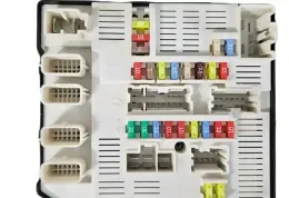 8240228886 блок предохранителей Renault Megane III 2009