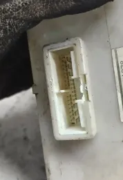 6B111978 блок запобіжників Toyota Yaris 2006