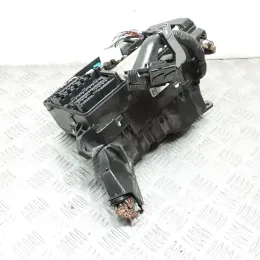 8211105J12 блок запобіжників Toyota Avensis T270 2011