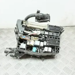 8211105J12 блок предохранителей Toyota Avensis T270 2011