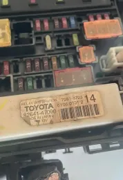 72815793 блок запобіжників Toyota Prius+ (ZVW40) 2012