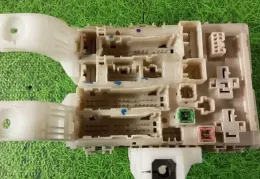 710115833 блок предохранителей Toyota Prius (NHW20) 2007