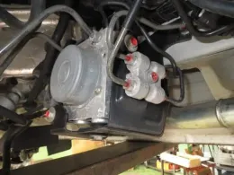 5613064P60 блок керування ABS до Suzuki Every