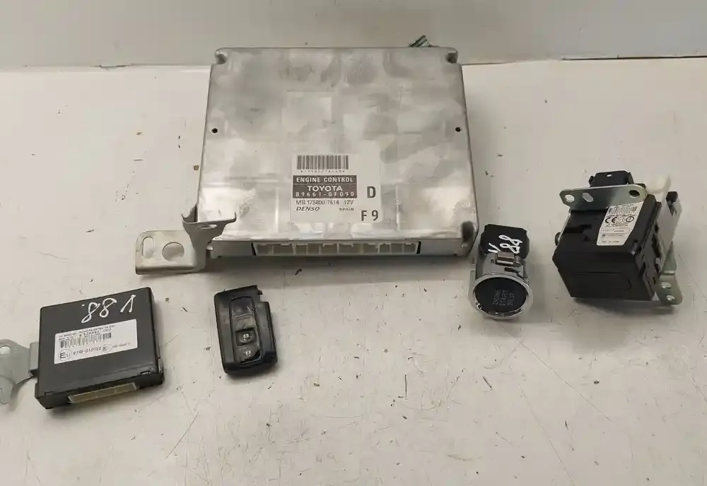 1758007614 блок управління двигуна з ключем, комплект Toyota Corolla Verso AR10 2006