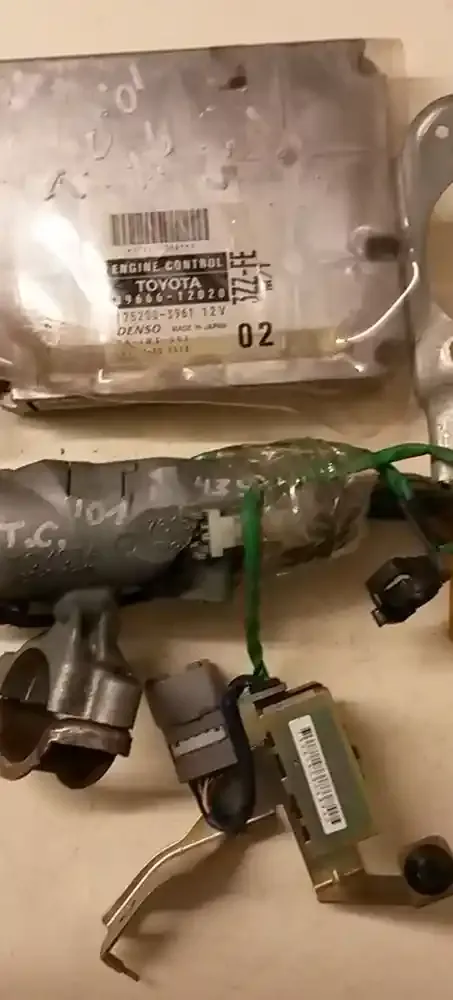 1752003961 Toyota Corolla E110 2001 engine control unit with key, set